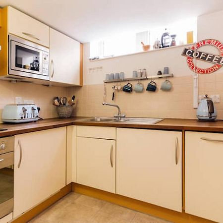 Central 2-Bed, 2-Bath Sanctuary Near Holborn Station, Covent Garden & West End ロンドン エクステリア 写真