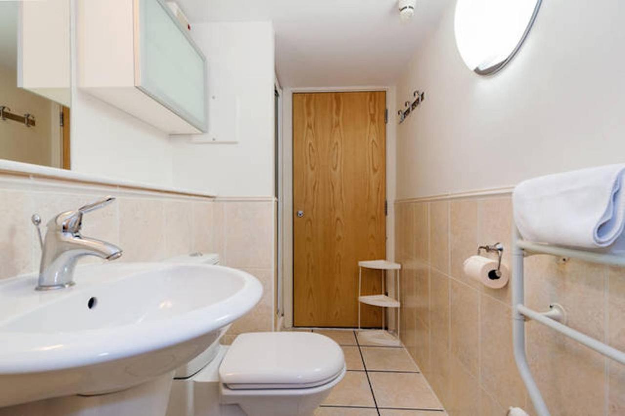 Central 2-Bed, 2-Bath Sanctuary Near Holborn Station, Covent Garden & West End ロンドン エクステリア 写真